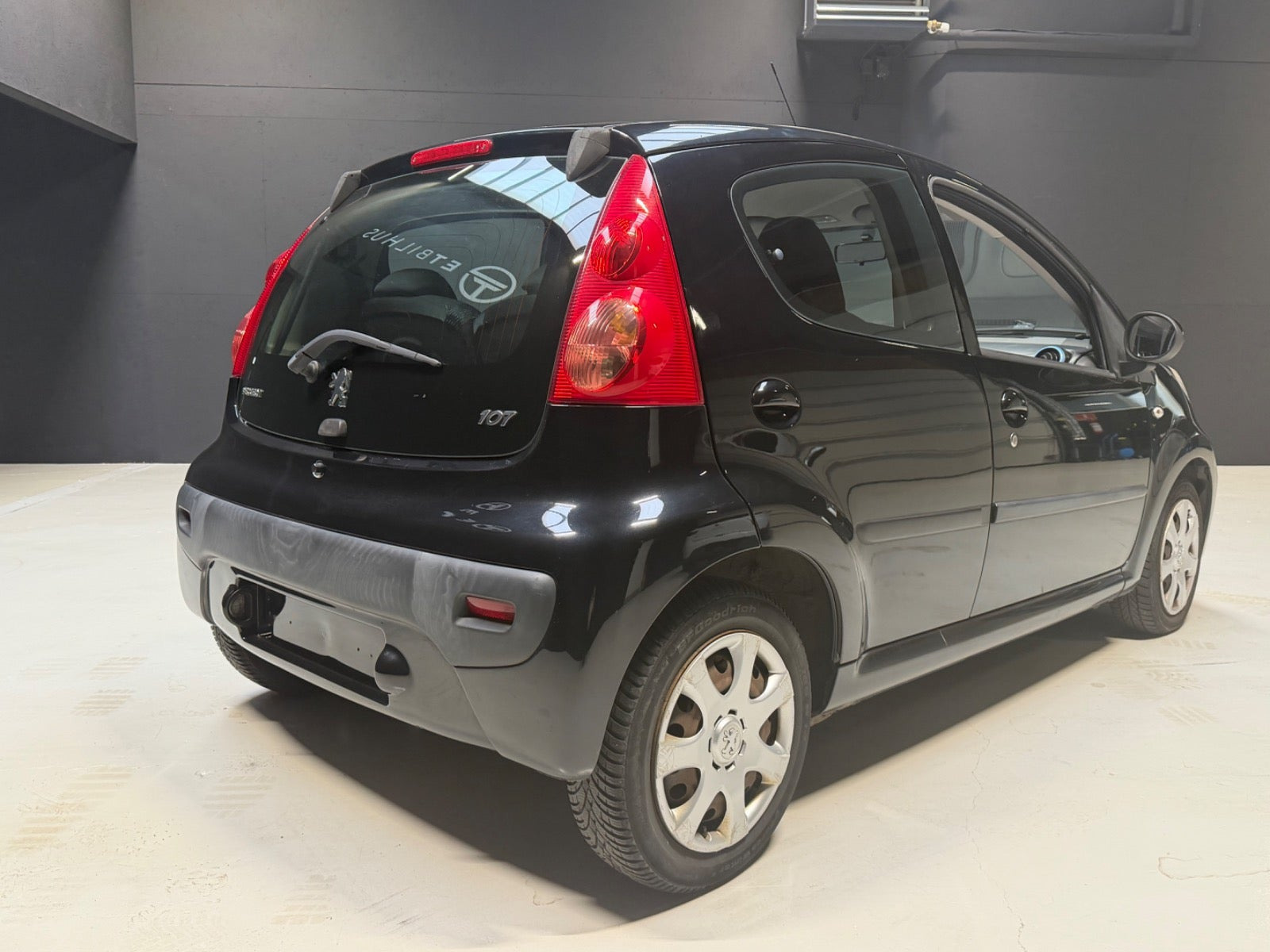 Sort Peugeot 107 fra 2010
