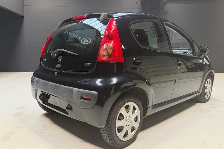 Sort Peugeot 107 fra 2010
