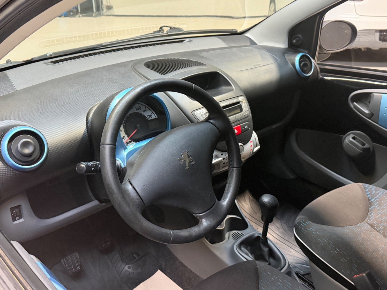 Sort Peugeot 107 fra 2010
