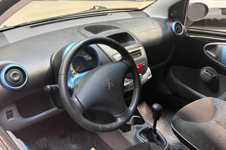 Sort Peugeot 107 fra 2010
