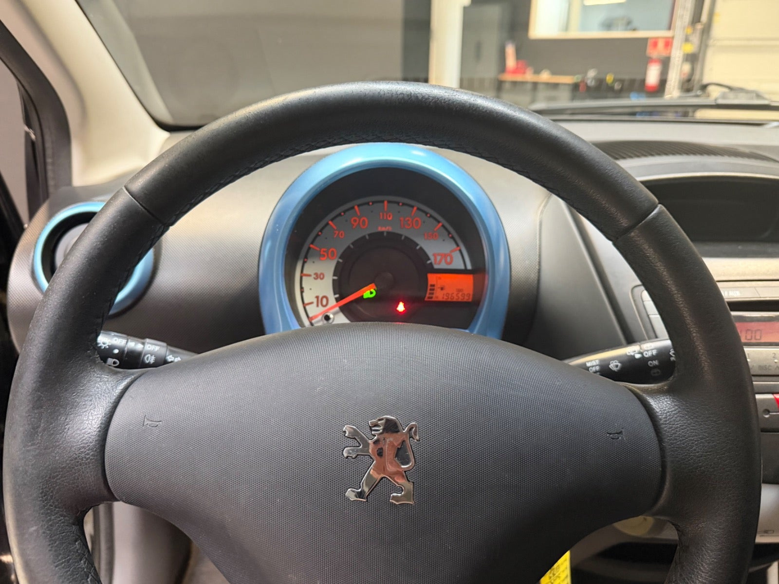 Sort Peugeot 107 fra 2010