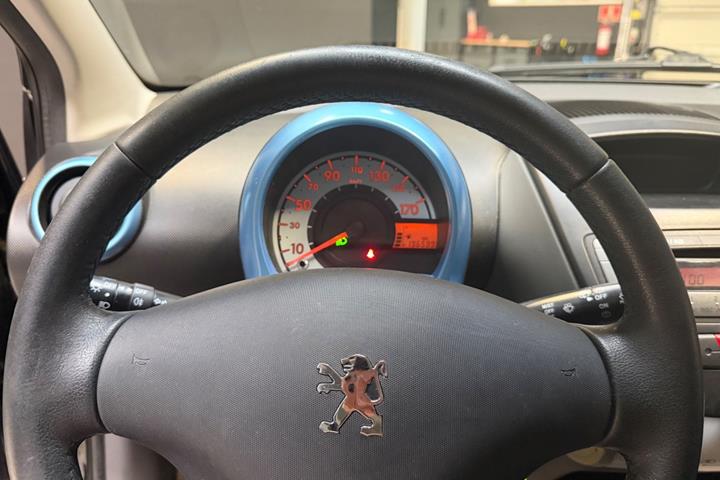 Sort Peugeot 107 fra 2010