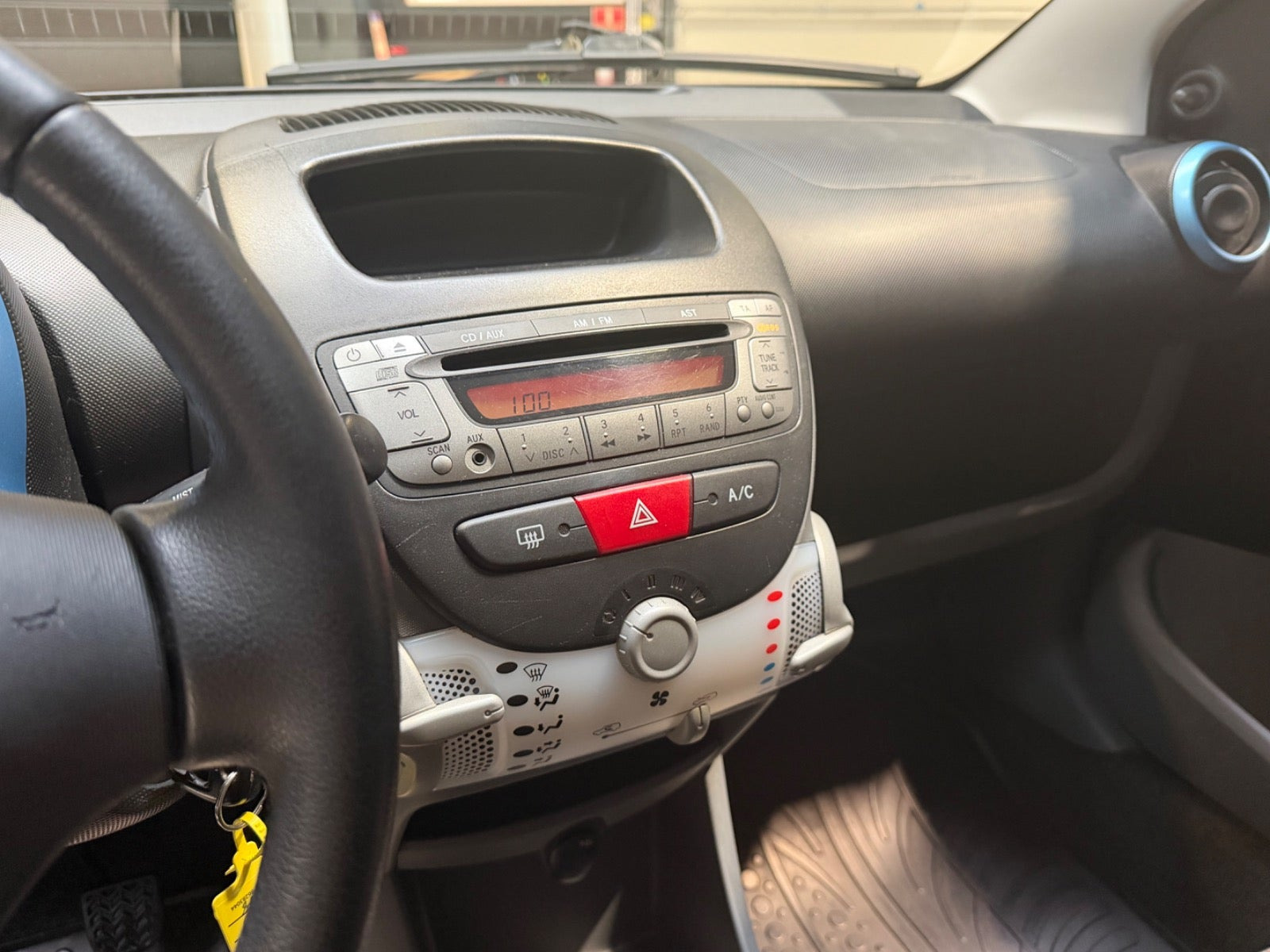 Sort Peugeot 107 fra 2010