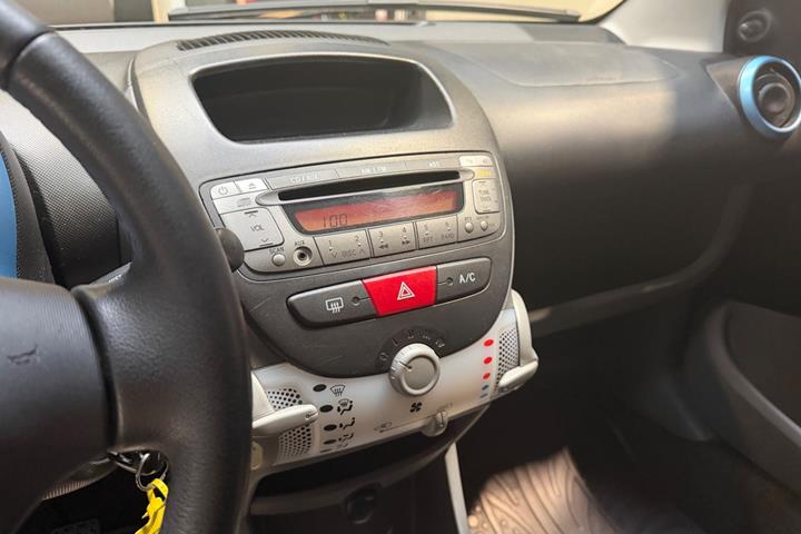 Sort Peugeot 107 fra 2010
