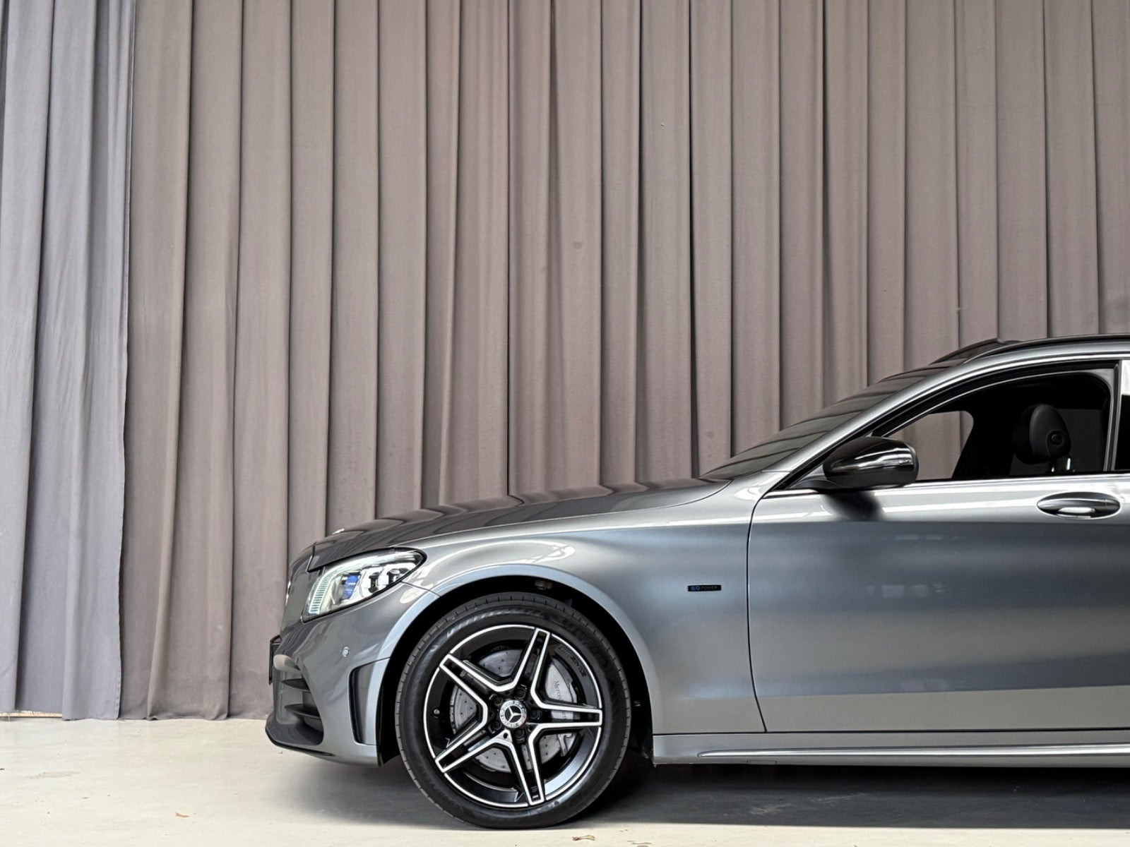 Grå Mercedes C300 de fra 2020