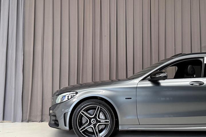 Grå Mercedes C300 de fra 2020