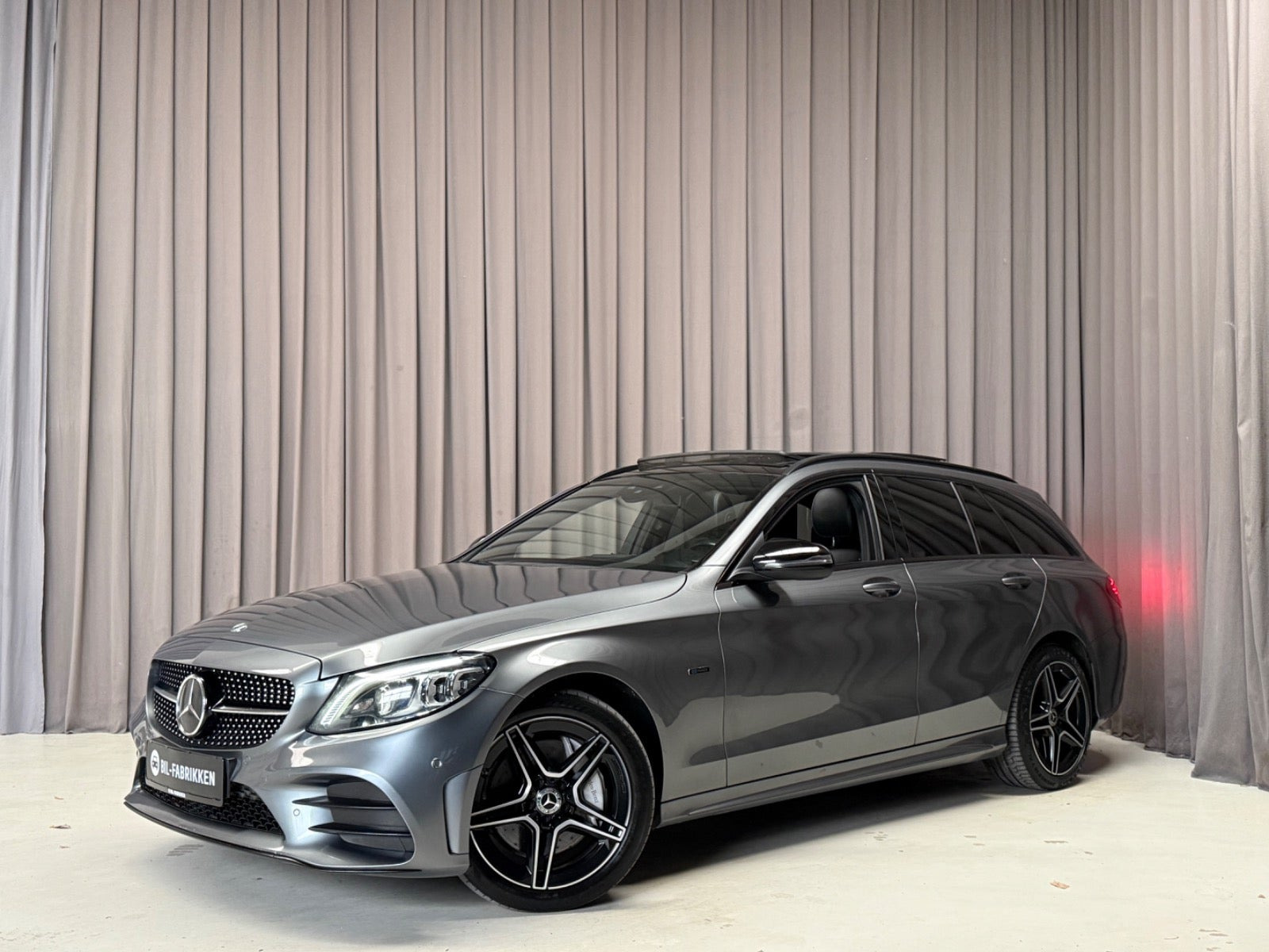 Grå Mercedes C300 de fra 2020