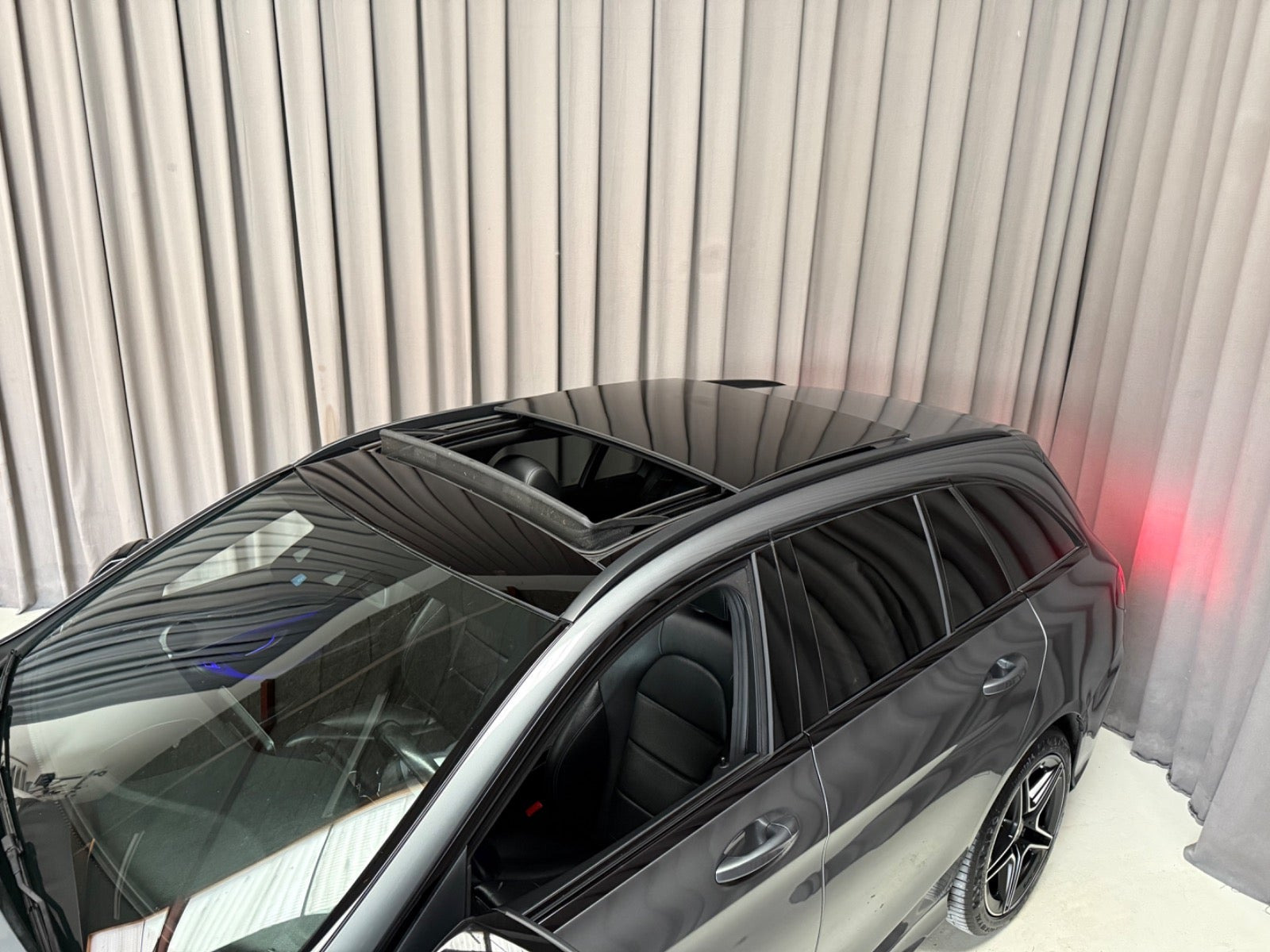 Grå Mercedes C300 de fra 2020