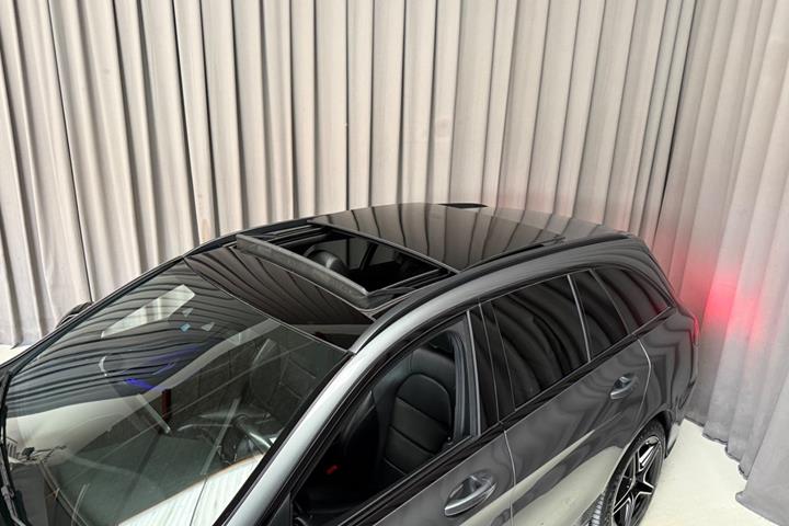 Grå Mercedes C300 de fra 2020