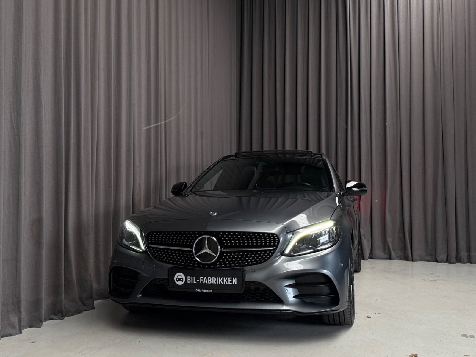 Grå Mercedes C300 de fra 2020