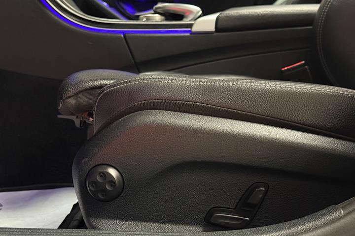 Grå Mercedes C300 de fra 2020