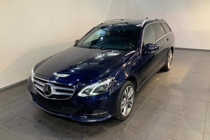 Blå Mercedes E350 fra 2013 set udefra