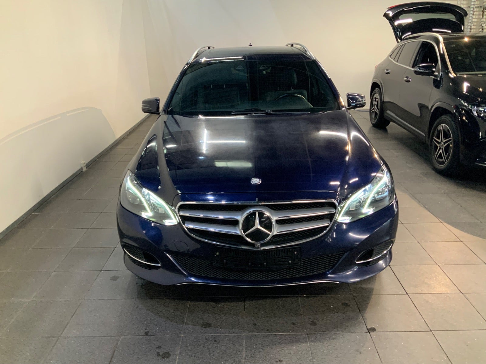 Blå Mercedes E350 fra 2013