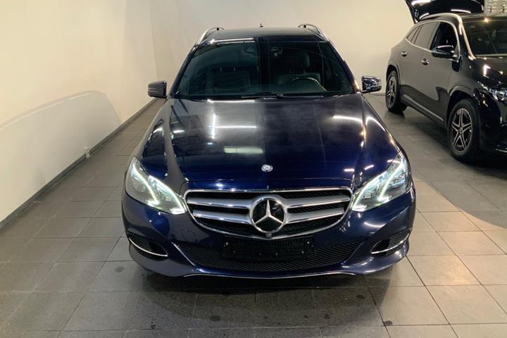 Blå Mercedes E350 fra 2013