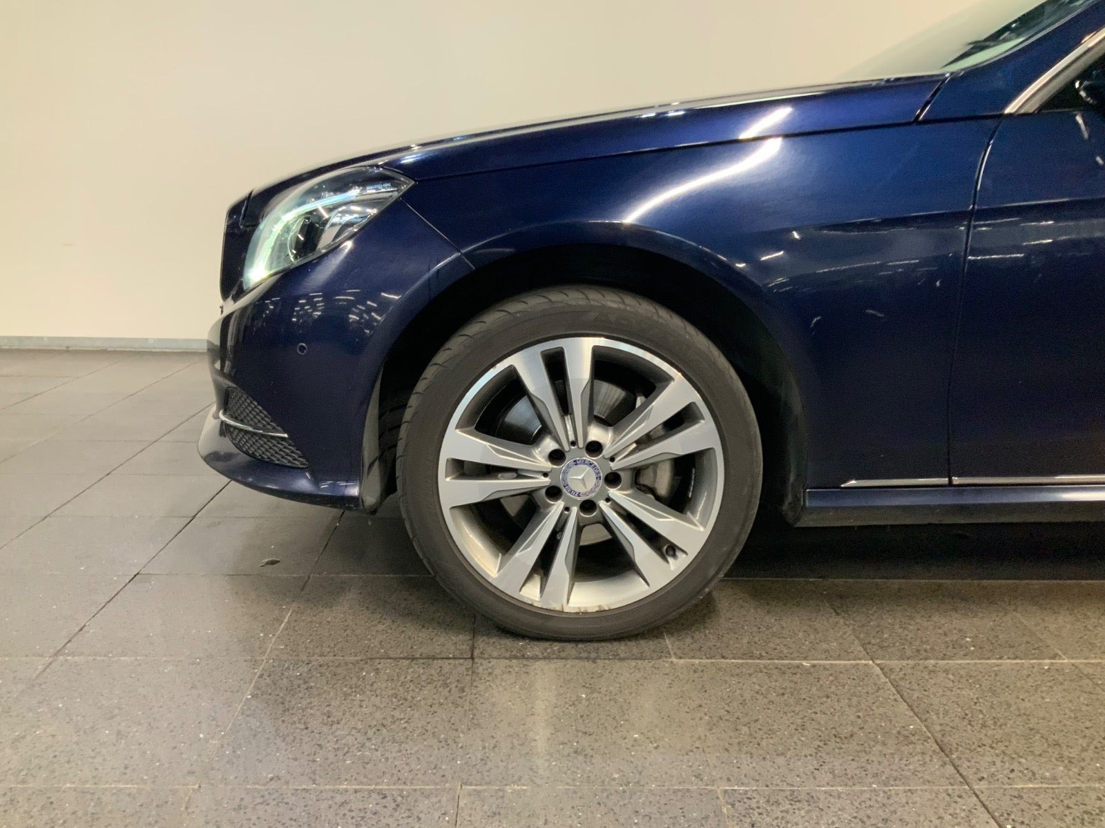 Blå Mercedes E350 fra 2013