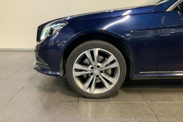 Blå Mercedes E350 fra 2013
