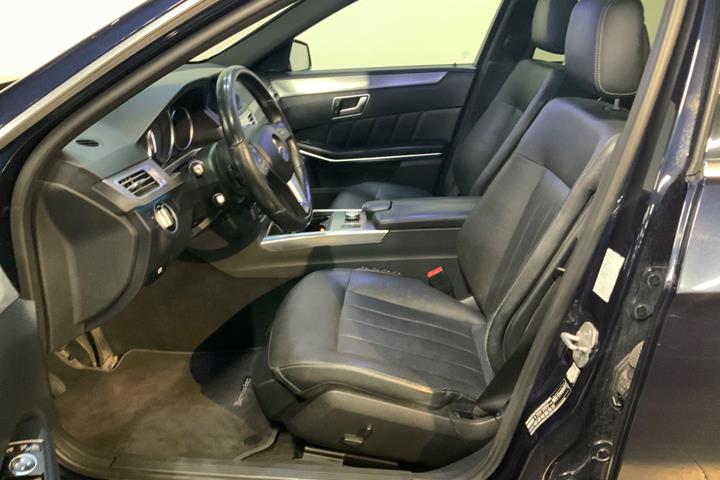 Blå Mercedes E350 fra 2013