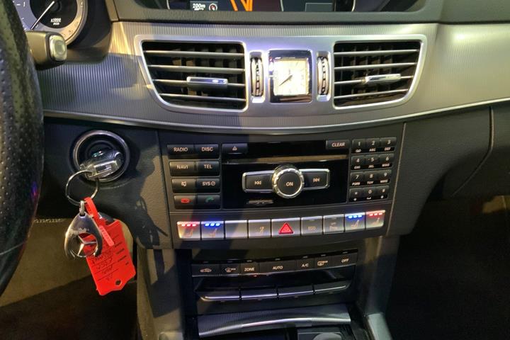 Blå Mercedes E350 fra 2013