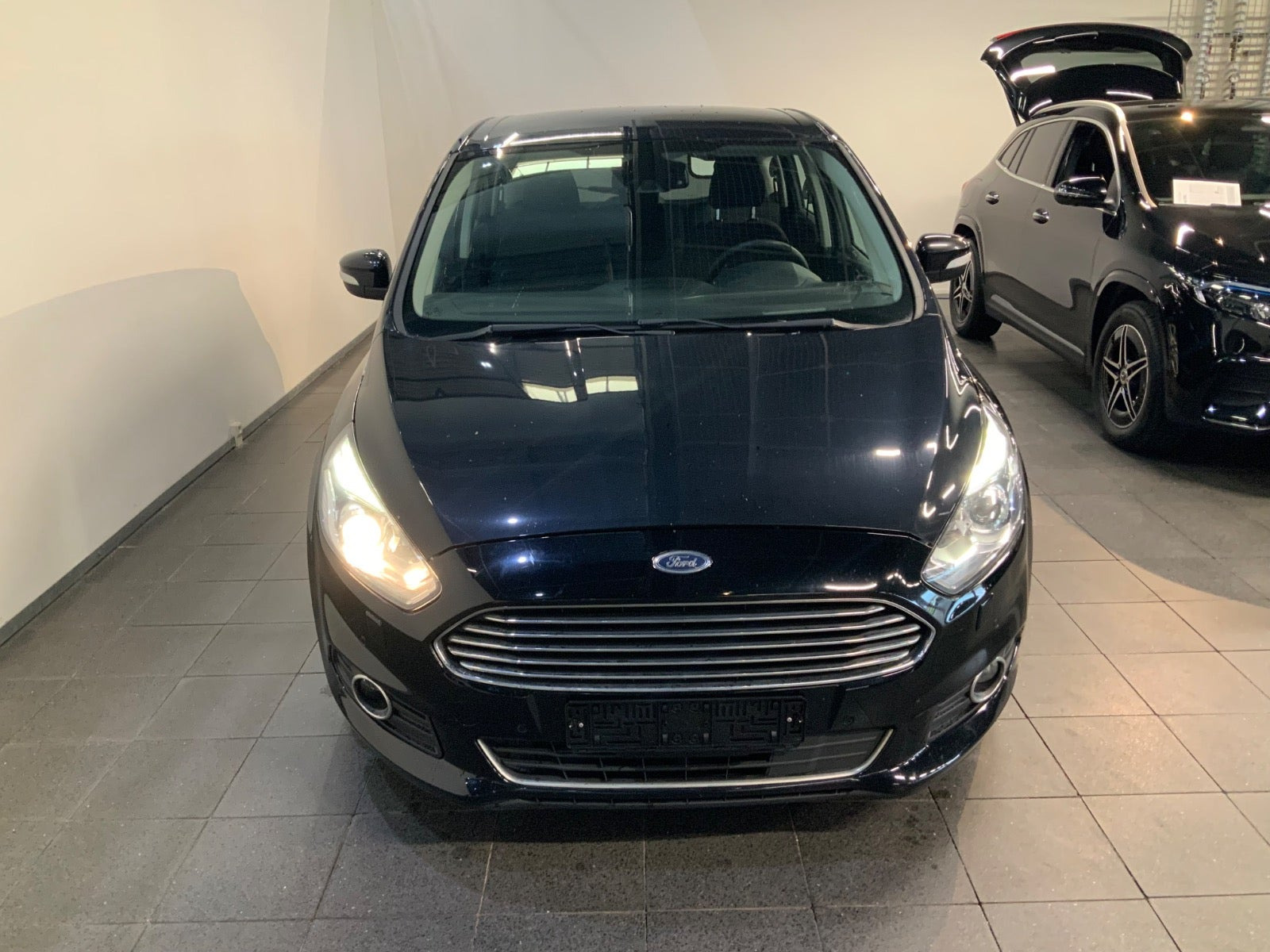 Sort Ford S-MAX fra 2015
