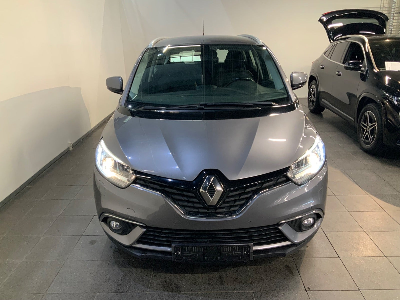 Grå Renault Grand Scenic IV fra 2017
