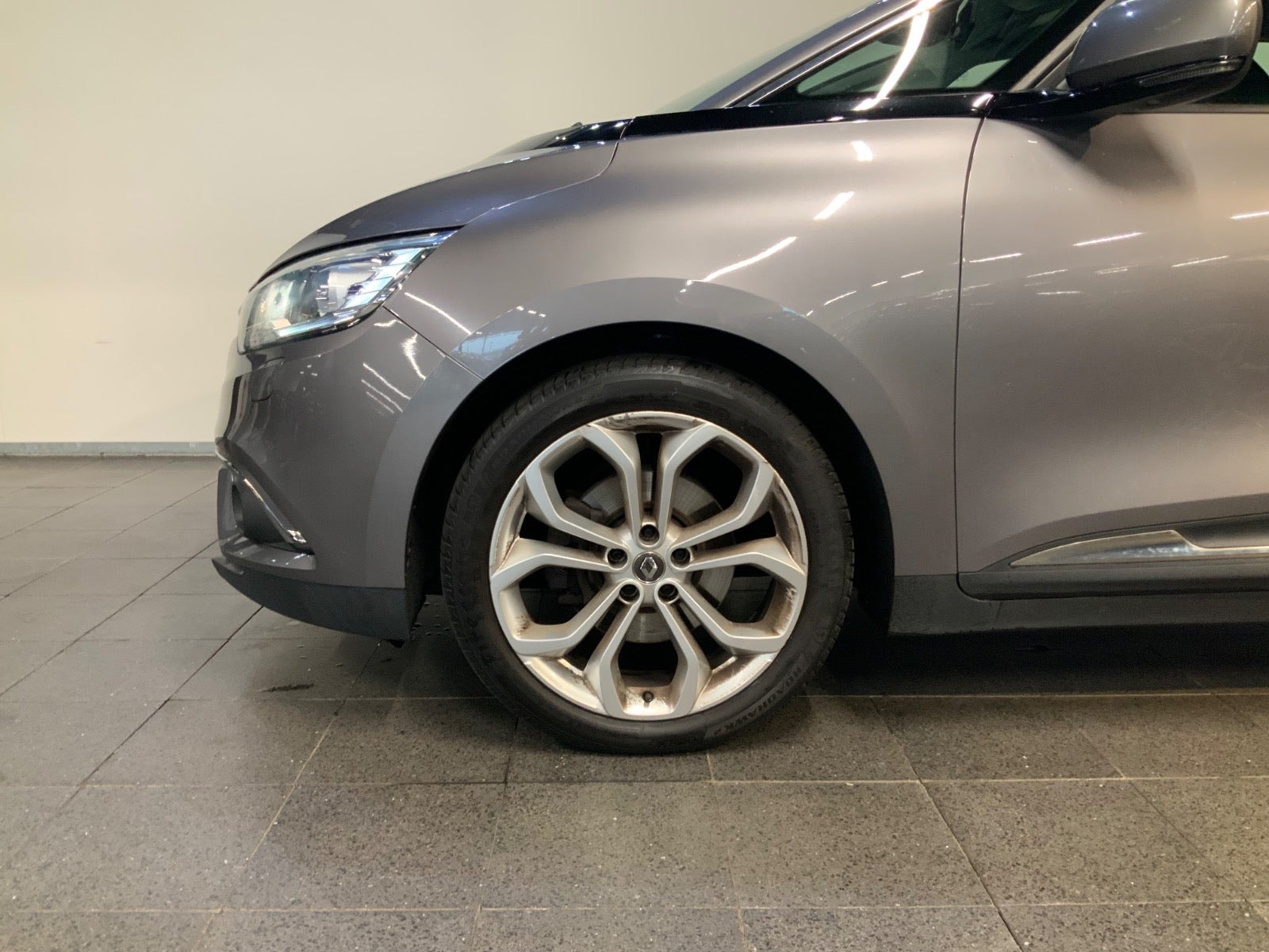 Grå Renault Grand Scenic IV fra 2017