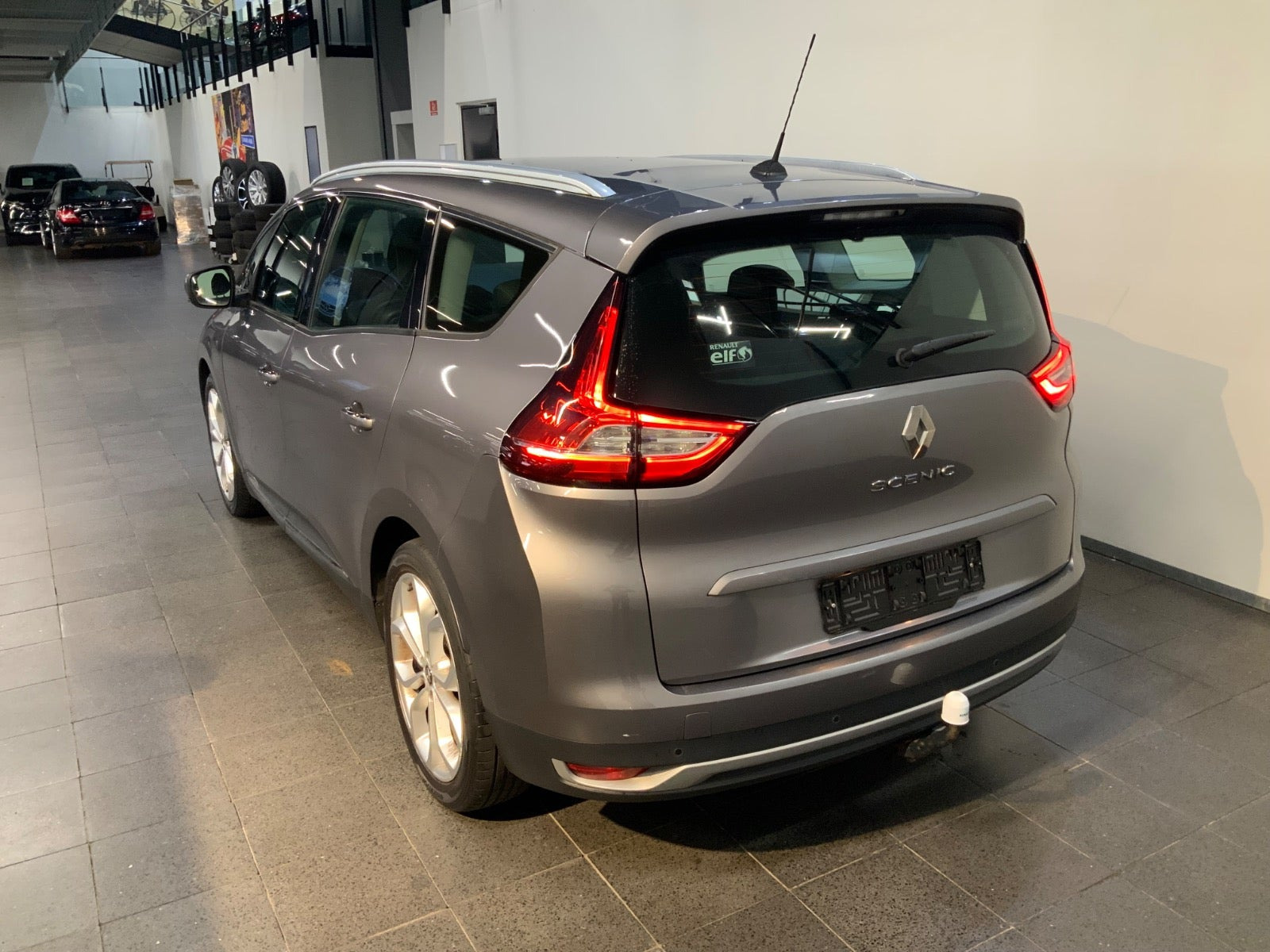 Grå Renault Grand Scenic IV fra 2017