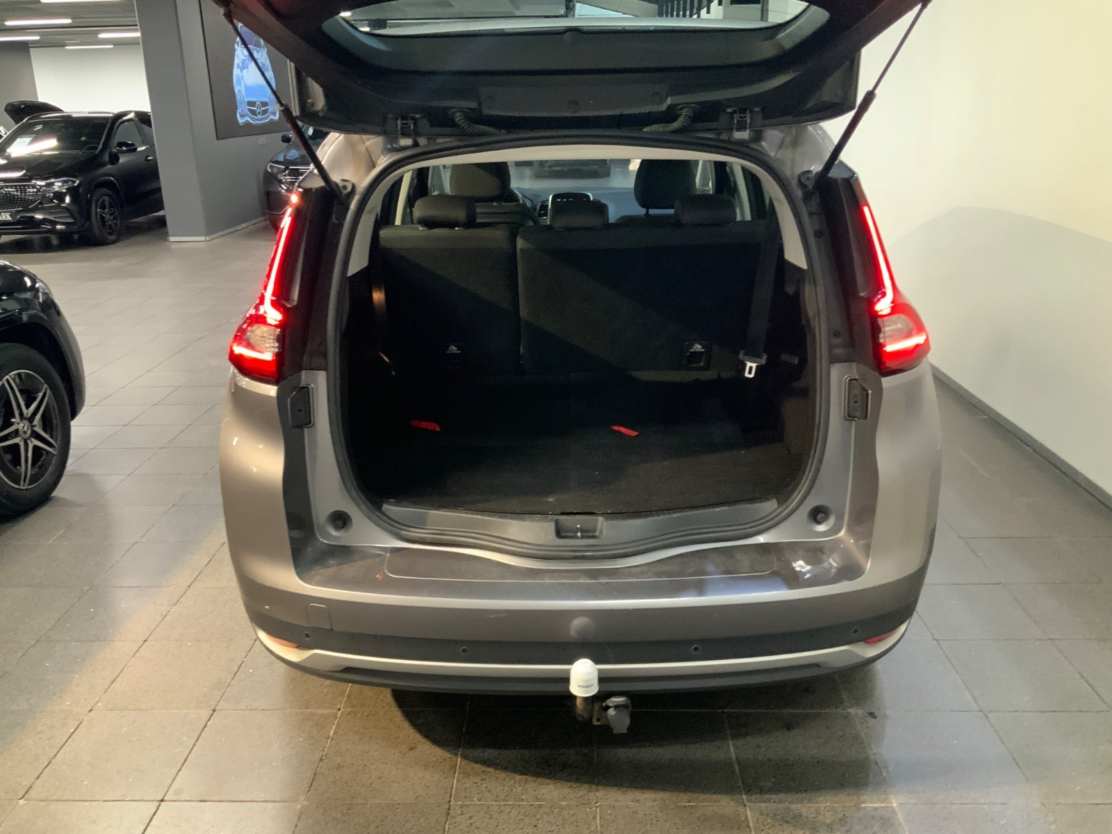 Grå Renault Grand Scenic IV fra 2017