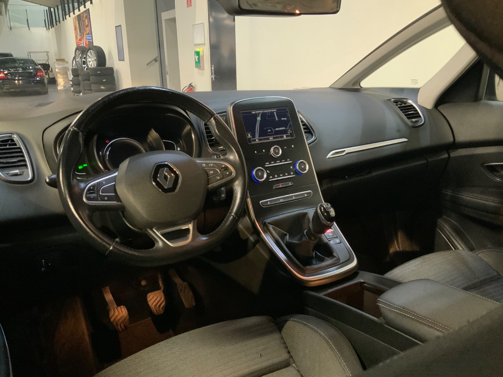 Grå Renault Grand Scenic IV fra 2017