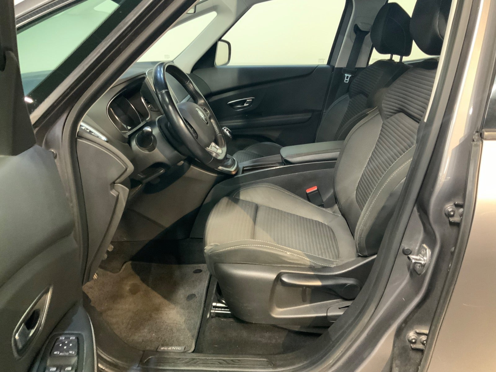 Grå Renault Grand Scenic IV fra 2017