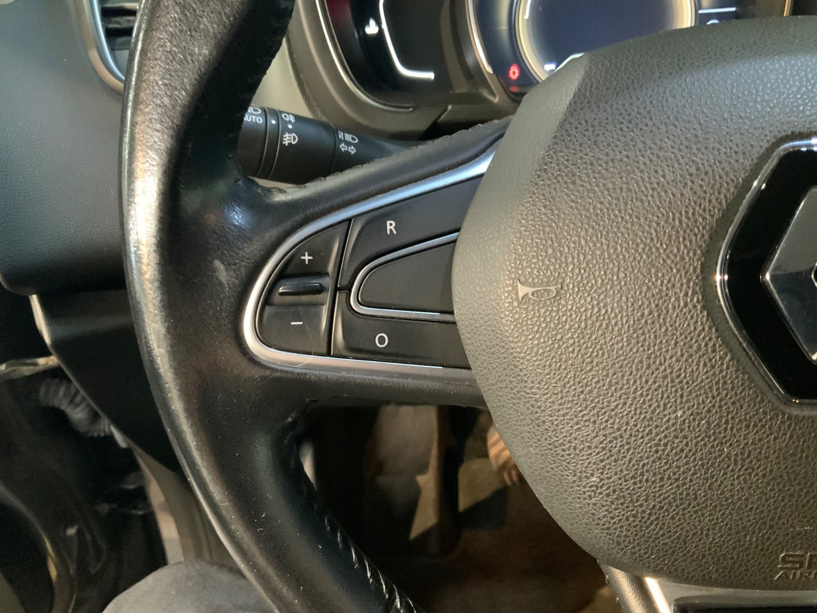 Grå Renault Grand Scenic IV fra 2017