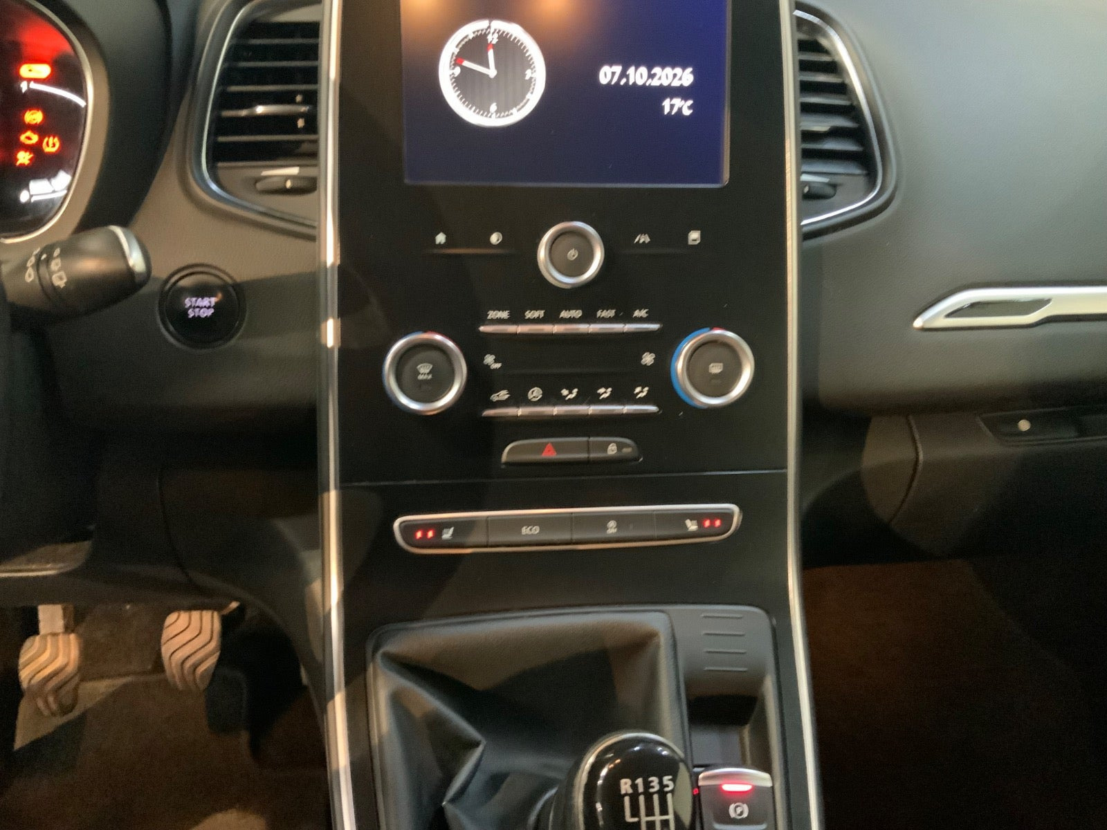 Grå Renault Grand Scenic IV fra 2017