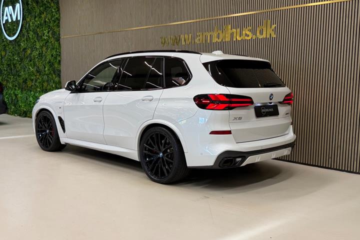Hvid BMW X5 fra 2024