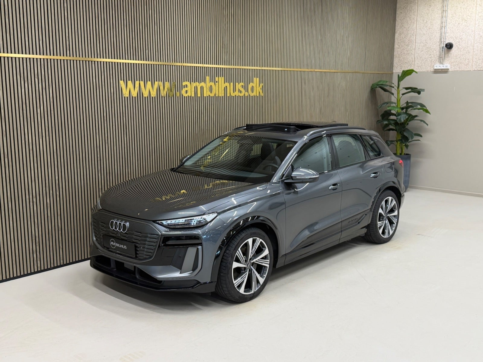 Grå Audi Q6 e-tron fra 2025