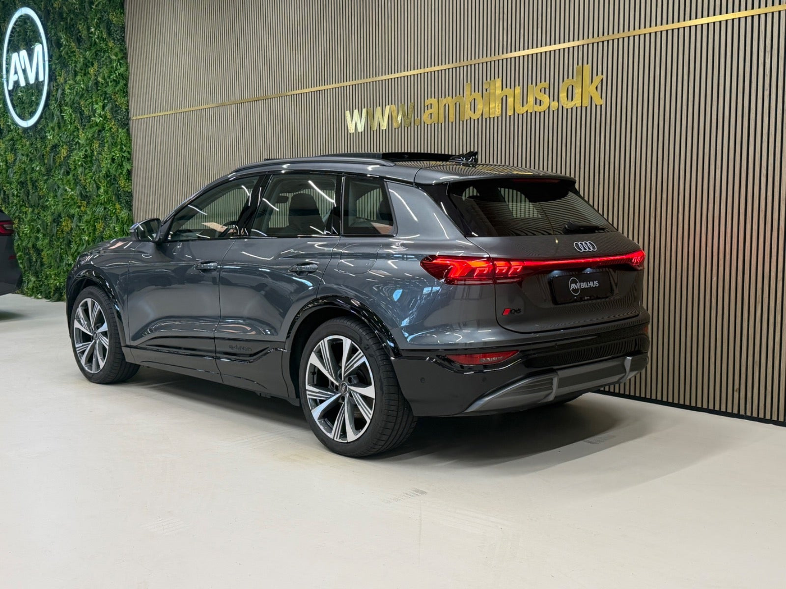 Grå Audi Q6 e-tron fra 2025