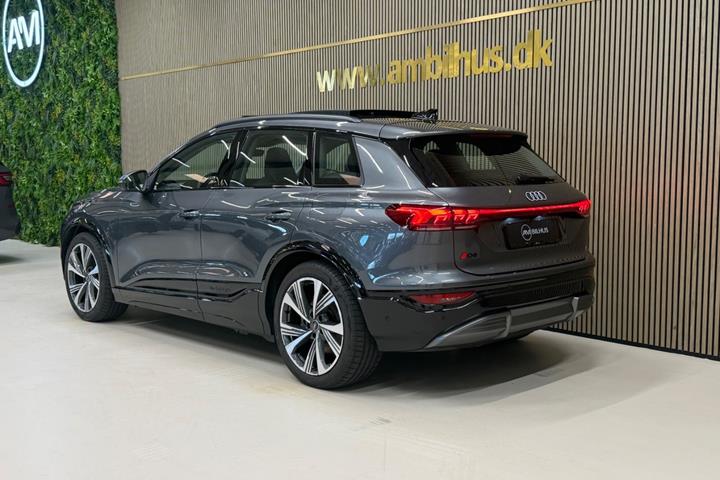 Grå Audi Q6 e-tron fra 2025