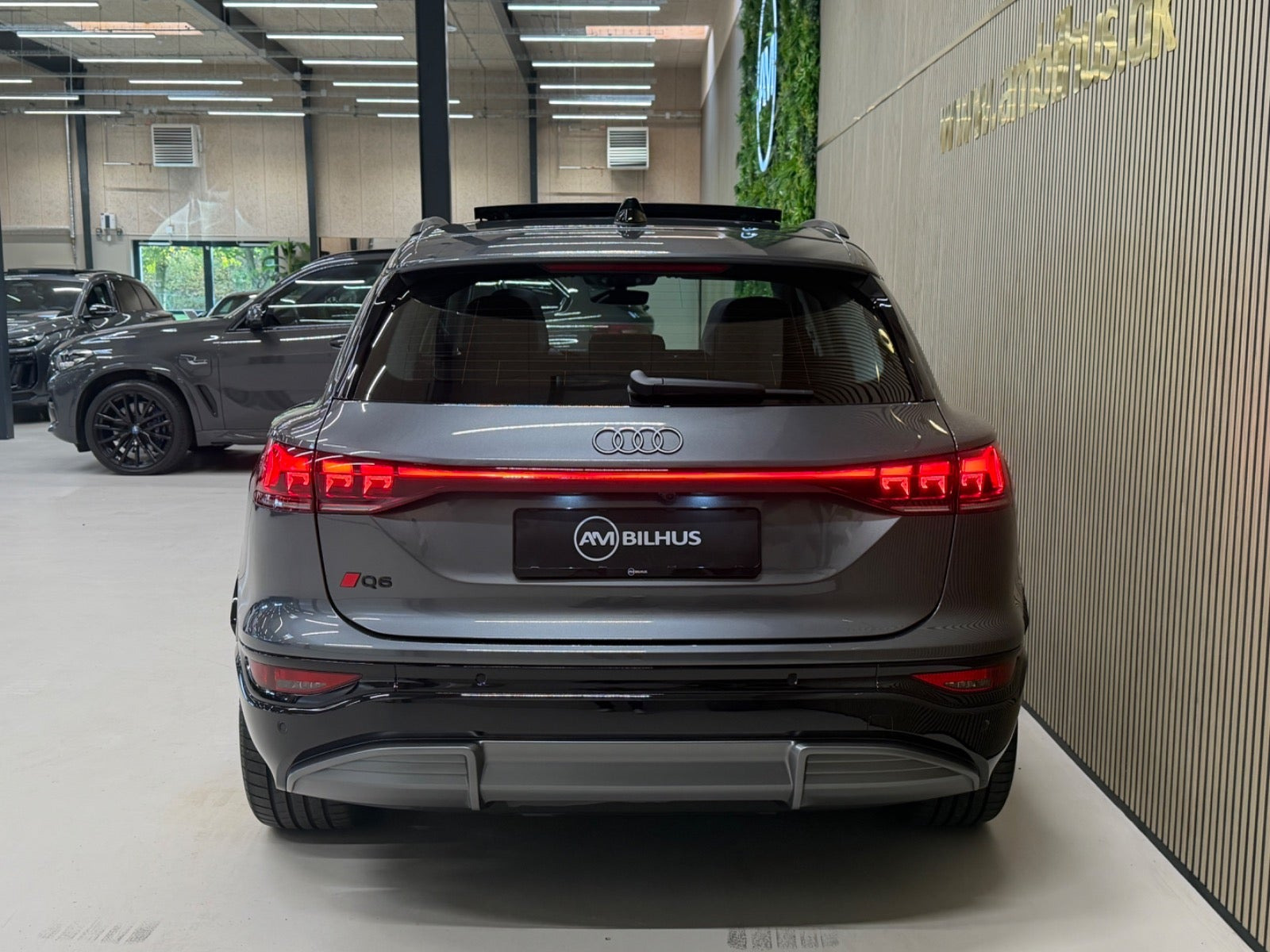 Grå Audi Q6 e-tron fra 2025