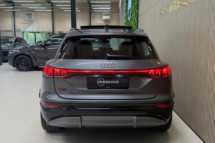Grå Audi Q6 e-tron fra 2025
