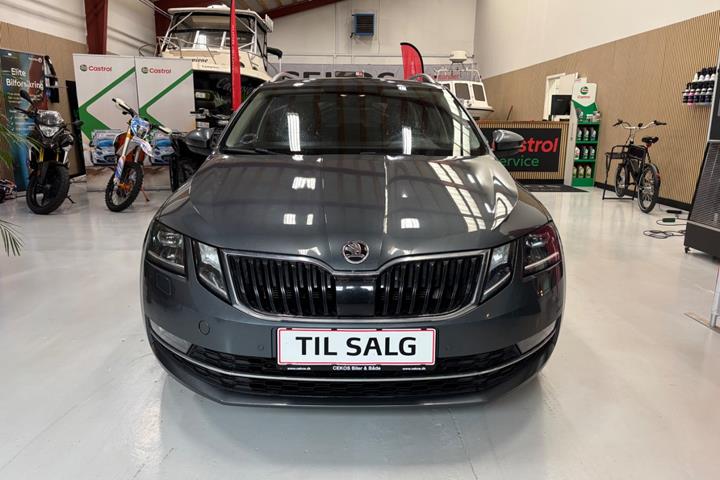 Grå Skoda Octavia fra 2018