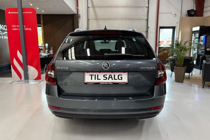 Grå Skoda Octavia fra 2018