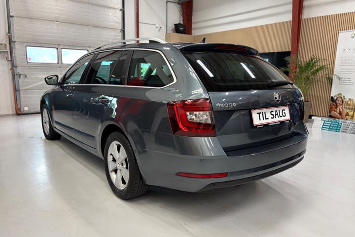 Grå Skoda Octavia fra 2018