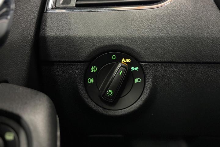 Grå Skoda Octavia fra 2018