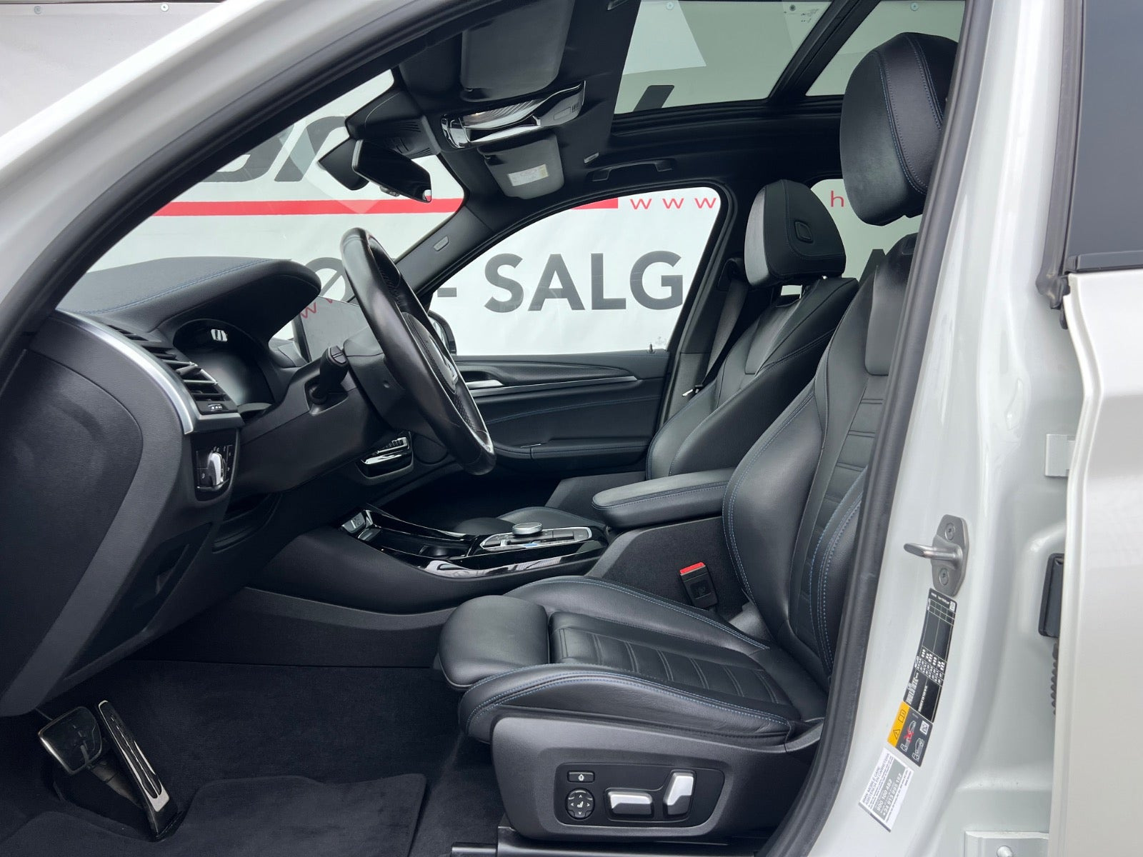 Hvid BMW iX3 fra 2023