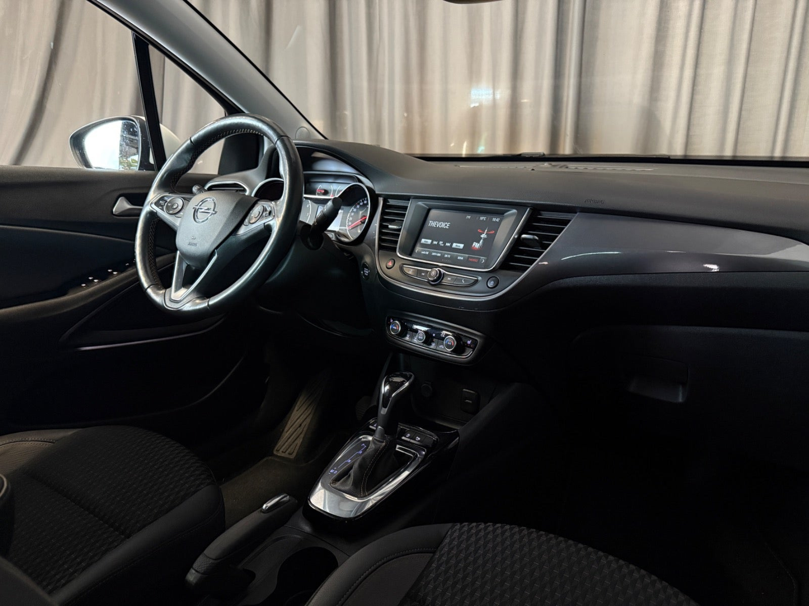 Blå Opel Crossland X fra 2019