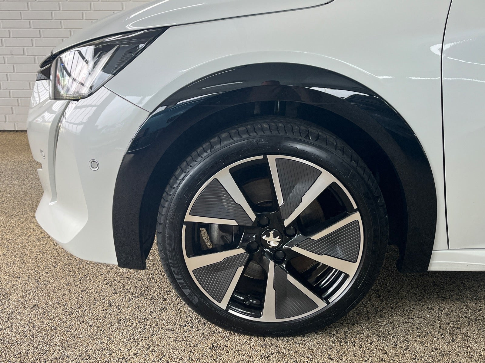 Hvid Peugeot e-208 fra 2021