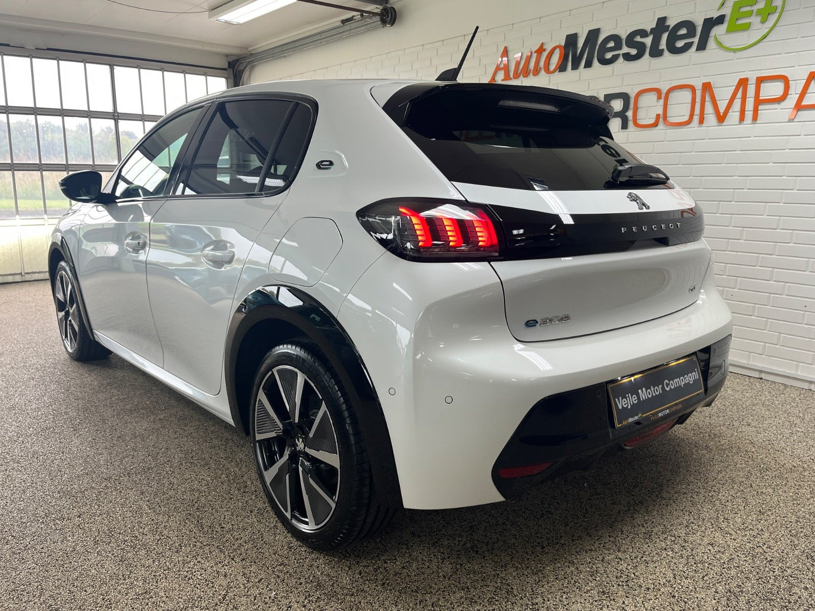 Hvid Peugeot e-208 fra 2021