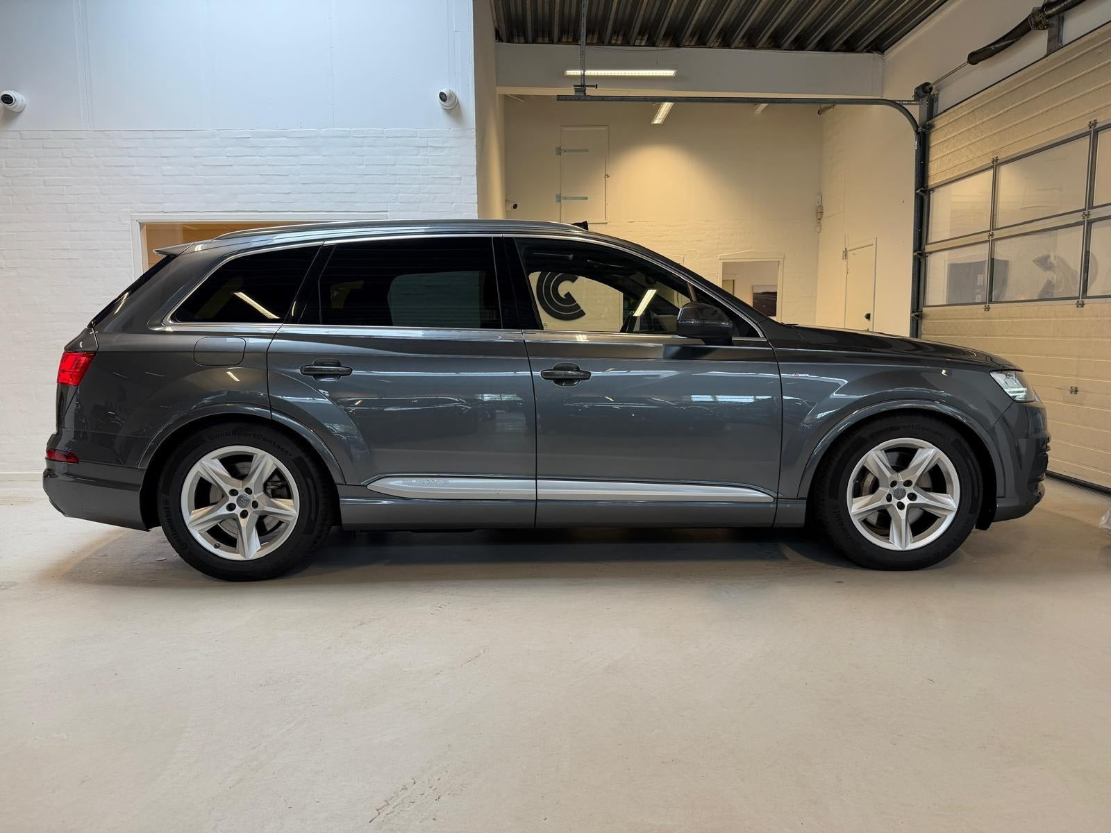 Grå Audi Q7 fra 2016