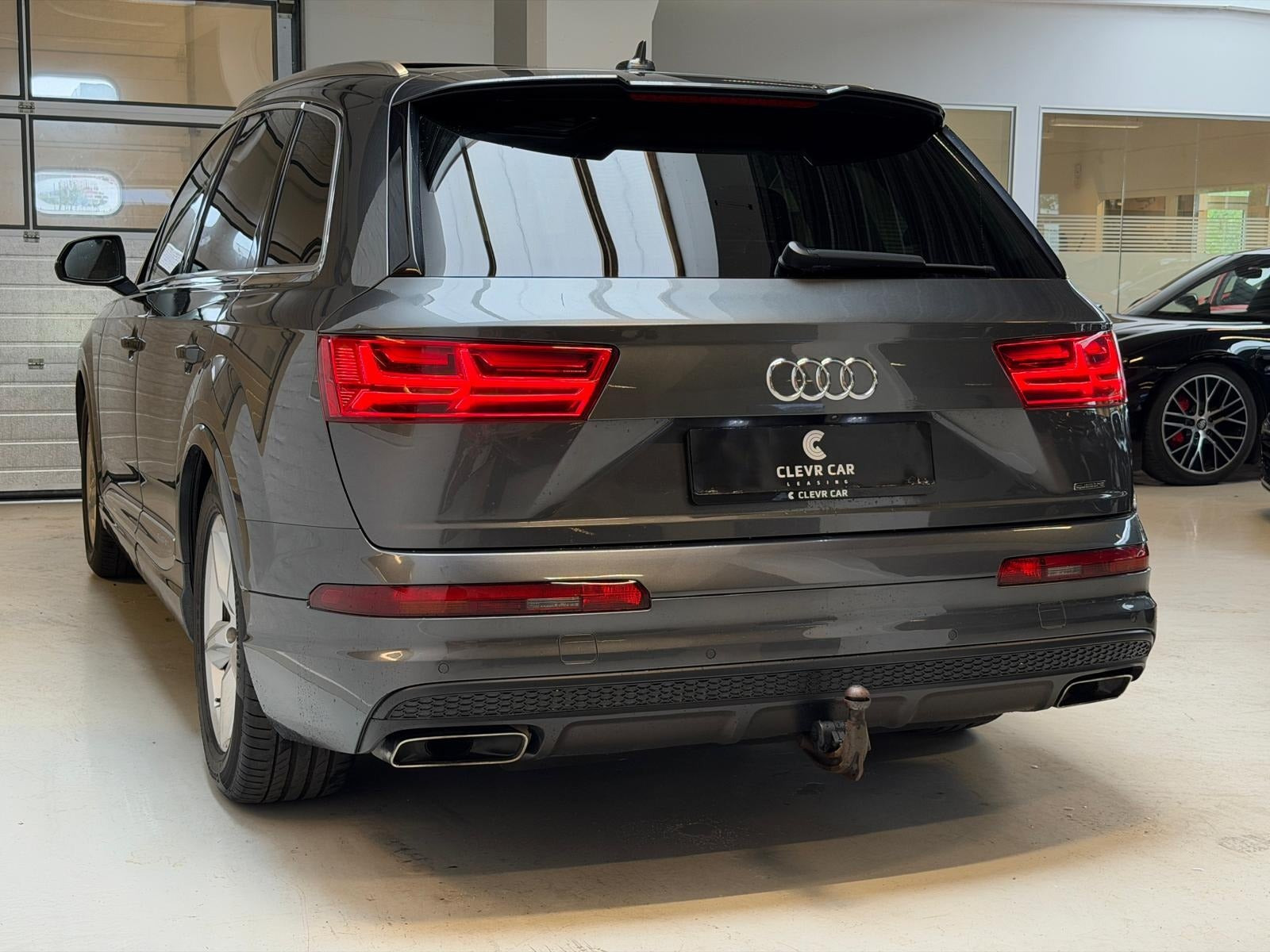Grå Audi Q7 fra 2016