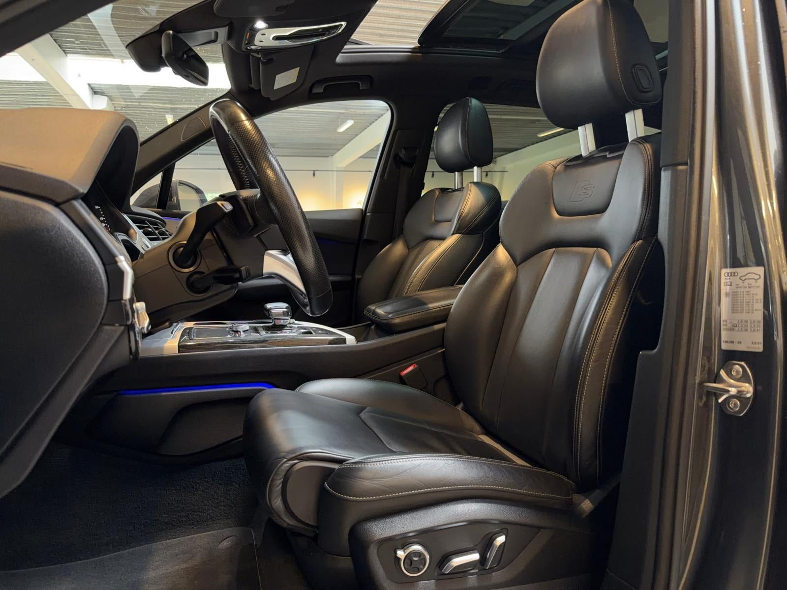 Grå Audi Q7 fra 2016