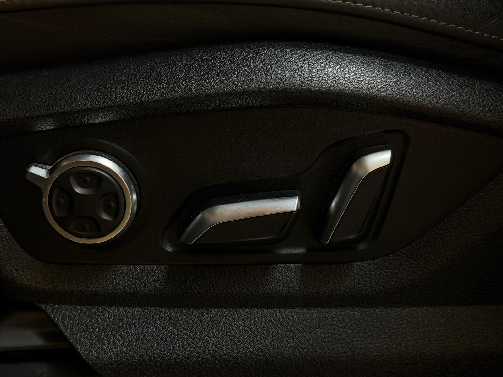 Grå Audi Q7 fra 2016