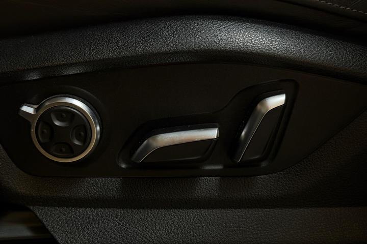 Grå Audi Q7 fra 2016
